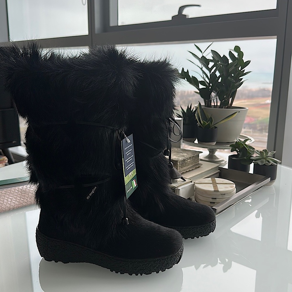 New / Never Worn Oscar Italian wool lined fur boot size 38